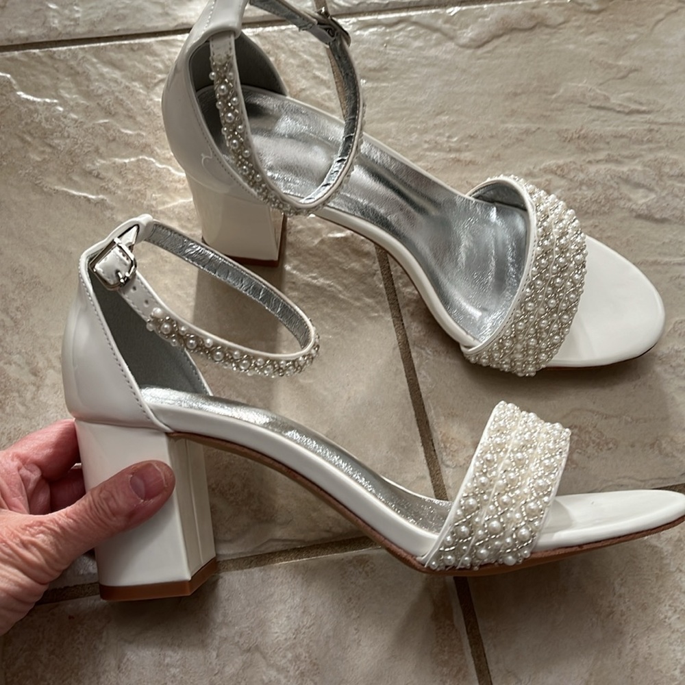 Embellished “pearl like” front strap off white patent sandals. - Picture 3 of 5